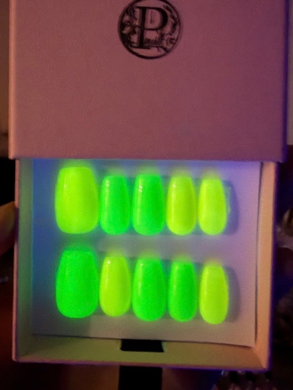 Neon aftershock Glow in the dark & black light effect